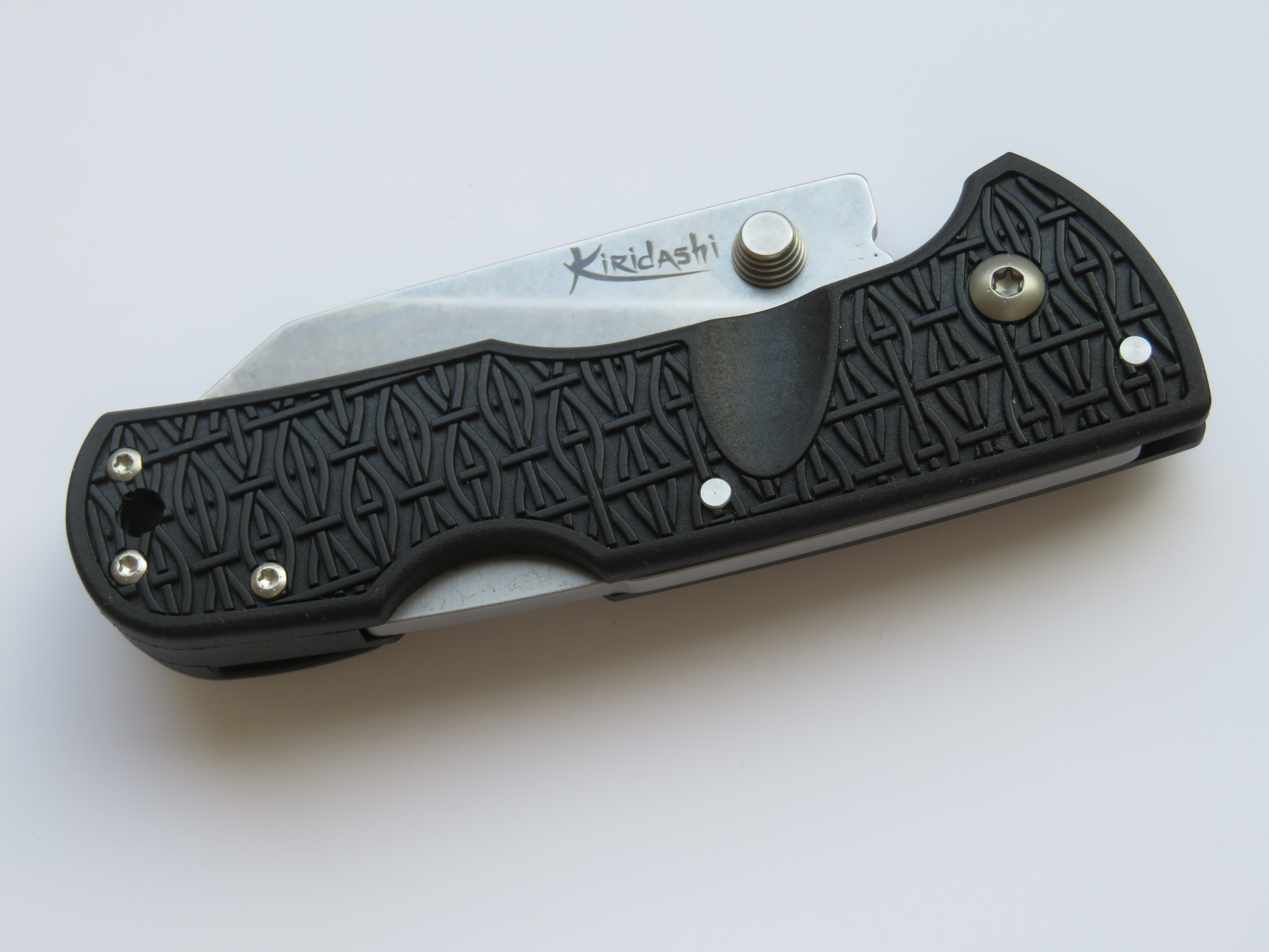 Rukojeť nože Coild Steel Kiridashi je vyrobena z materiálu Griv-Ex s velice zajímavým designem.